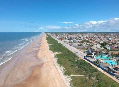 Una vista aérea de una playa con una ciudad. en Por do Sol Em Guriri, en São Mateus