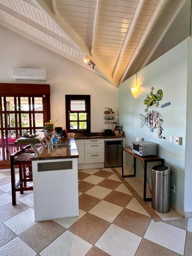 Η κουζίνα ή μικρή κουζίνα στο Blue Bay Beach Villas & Apartments