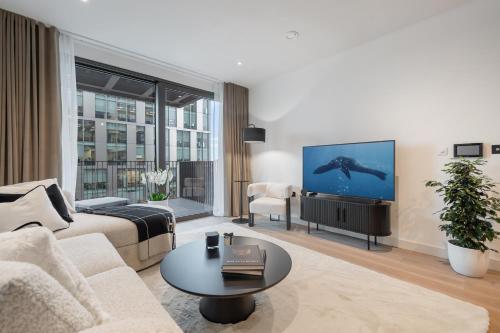 a living room with a couch and a tv at Luxury flat by the American Embassy in London