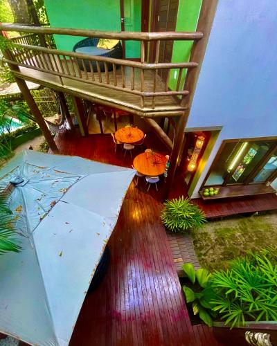 an overhead view of a patio with an umbrella at Maui Maui Wellness- Taipu de Fora - Barra Grande in Barra Grande
