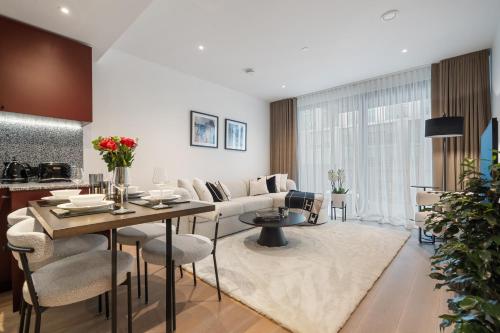 a living room with a couch and a table at Luxury flat by the American Embassy in London