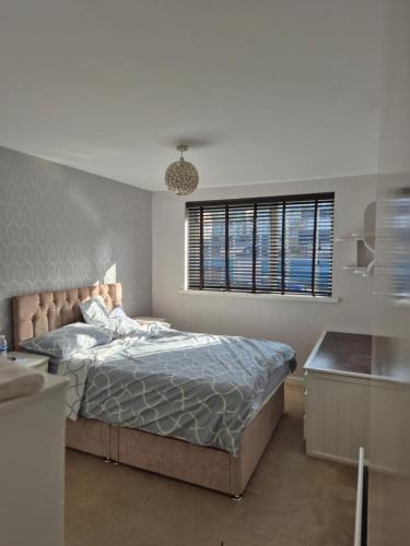 Ένα ή περισσότερα κρεβάτια σε δωμάτιο στο Three bedroom house with a garden