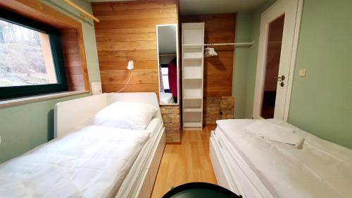 Postel nebo postele na pokoji v ubytování Ferienwohnung Grüner Fürst zentrale ruhige Lage im Innenhof