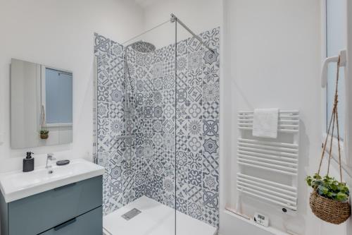 une salle de bain avec douche et lavabo dans l'établissement Hypercentre, cosy et typique, wifi, à Toulouse