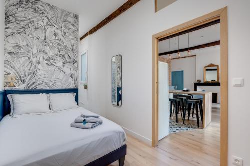 une chambre avec un lit et une salle à manger dans l'établissement Hypercentre, cosy et typique, wifi, à Toulouse