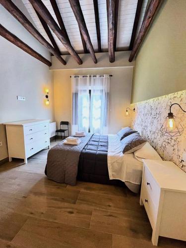a bedroom with a large bed and a window at Apartamentos Sol Obispo Toral in Úbeda