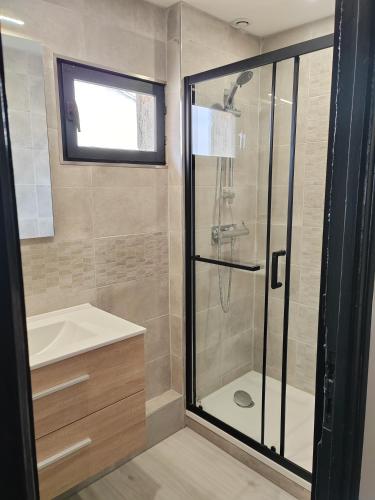 une salle de bain avec douche et lavabo dans l'établissement Beau T3 coeur village, à Gruissan