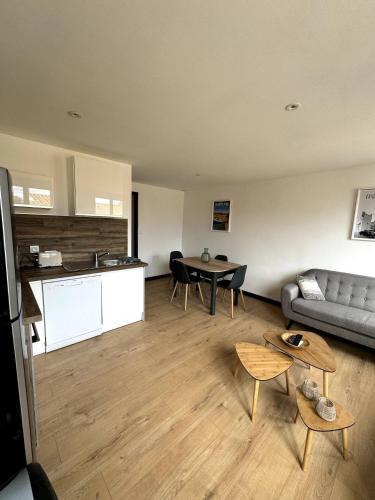 un salon avec un canapé et une table dans l'établissement Beau T3 coeur village, à Gruissan