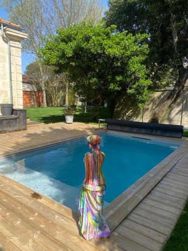 - une piscine avec une statue colorée à côté dans l'établissement Maison Pierre avec Piscine, à Bordeaux
