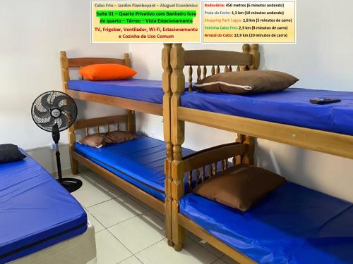 two bunk beds in a room with a fan at Cabo Frio - Suítes - Jardim Flamboyant - Aluguel Econômico in Cabo Frio