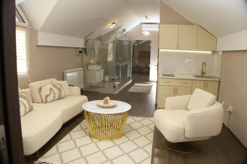 Kuchyň nebo kuchyňský kout v ubytování Central Lux Apartman Spa