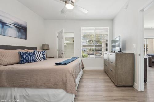 una camera da letto con un letto e una televisione di Pure Suites Glendale Furnished Two Bed Pool Gym a Glendale