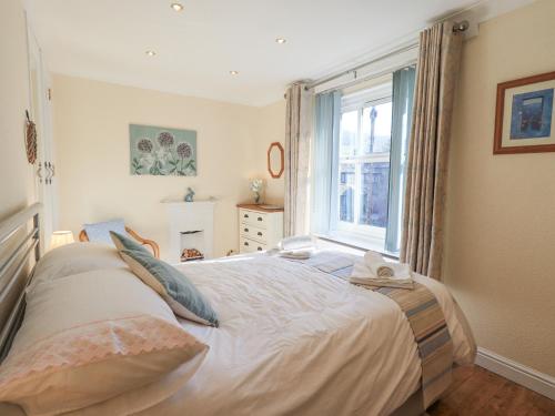 Una cama o camas en una habitación de Two Tweenways