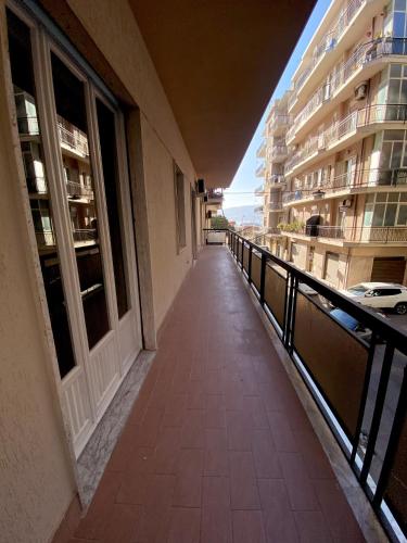 a corridor of a building with windows and a balcony at Stilla Chjara in Reggio Calabria