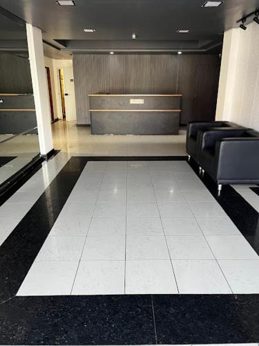 a lobby with two chairs and a waiting room at Hotel Farol de Tambaú in João Pessoa