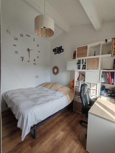 - une chambre dotée d'un lit avec des notes sur le mur dans l'établissement Villa au calme avec piscine, 600 m de la mer, à Saint-Raphaël