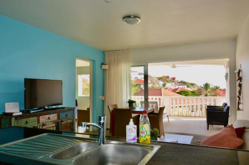Μια τηλεόραση ή/και κέντρο ψυχαγωγίας στο Blue Bay Beach Villas & Apartments