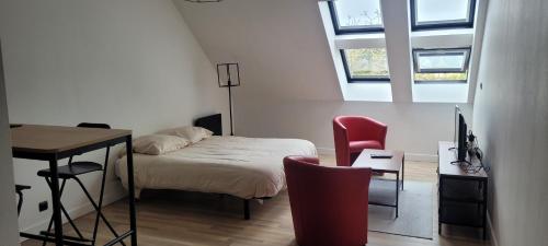 une chambre avec un lit, un bureau et une table dans l'établissement Studio Blain centre ville, à Blain