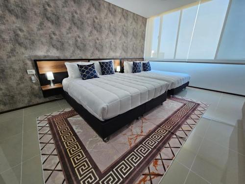 a bedroom with a large bed in a room at Apartamento en el Hotel Estelar in Barranquilla