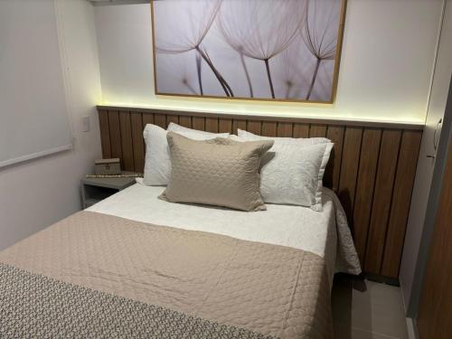 une chambre avec un lit avec des draps blancs et des oreillers dans l'établissement Studio/SP/Hospital Santa Casa/ Higienópolis/is, à São Paulo