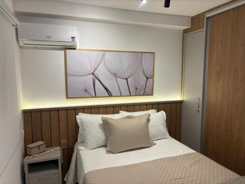 une chambre avec un lit avec un tableau sur le mur dans l'établissement Studio/SP/Hospital Santa Casa/ Higienópolis/is, à São Paulo