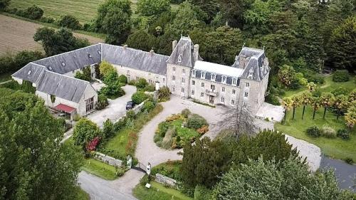 een luchtzicht op een groot huis met een tuin bij Gîte 1 Château Bellenau in Saint-Côme-du-Mont