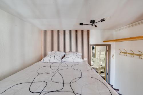 une chambre avec un grand lit dans une pièce dans l'établissement L'Industriel - parking, climatisation, wifi, à Toulouse