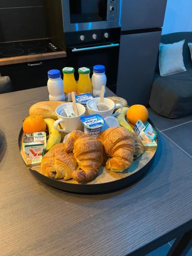 een bord brood en gebak op een tafel bij La villa les Bermudes in Wasnes-au-Bac