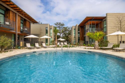 a large swimming pool in front of a building at Hotel Saint Augustine in Houston