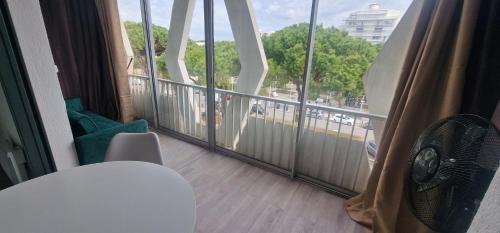 Cette chambre dispose d'un balcon avec vue sur un bâtiment. dans l'établissement TypeT1 Spacieux à 300m du port et 6min de la plage, à La Grande Motte