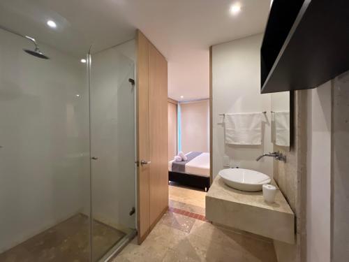 a bathroom with a shower and a sink and a toilet at Edificio Casa de Río in Santa Marta