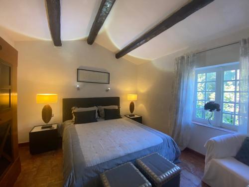 une chambre avec un lit, un canapé et une fenêtre dans l'établissement Bed and breakfast Bergerie de Peymeyan, à Saint-Paul-en-Forêt