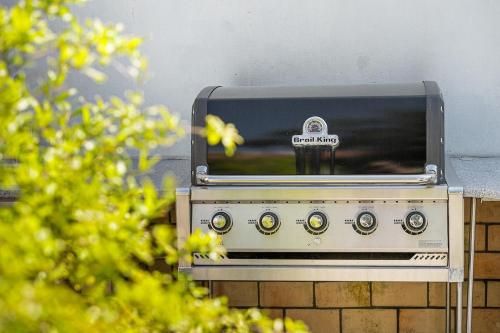 a stove top oven sitting on top of a counter at Hidden Gem near city center- garden, outdoor kitchen, sauna in Porto