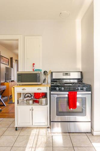 Kuchyň nebo kuchyňský kout v ubytování Midcentury Gem in Midtown Reno