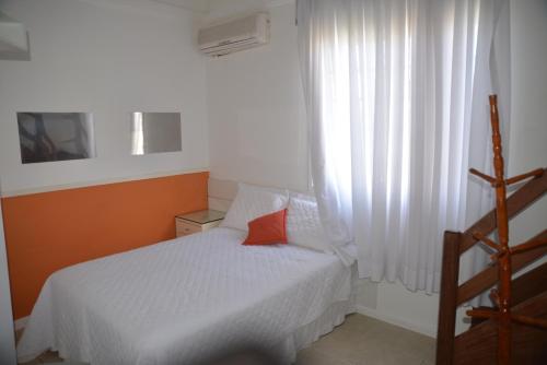 Apartamento Cobertura Condomínio Marina Riverside tesisinde bir odada yatak veya yataklar