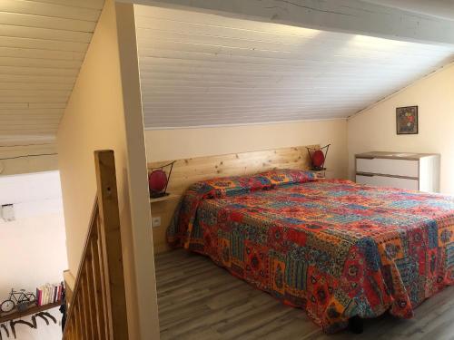 une chambre avec un grand lit dans un grenier dans l'établissement La Liberté dans le Beaujolais, à Lancié