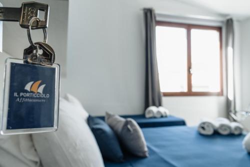a tag hanging on the side of a bed at Il Porticciolo in La Caletta