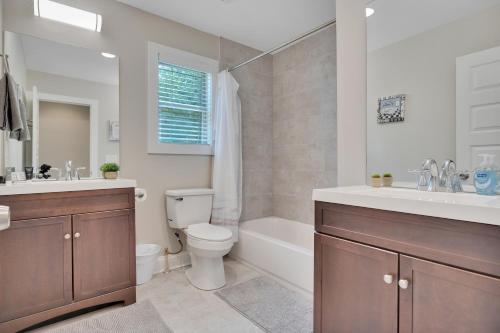 a bathroom with a toilet and a tub and a sink at Spacious 4-bedroom Marietta Home w/ free parking in Marietta