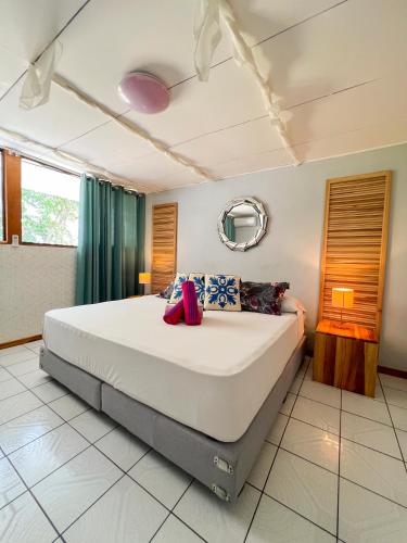 a bedroom with a large bed in a room at Casa Guarumo in Manuel Antonio