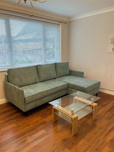 Ruang duduk di Marston moretaine Serviced Accommodation