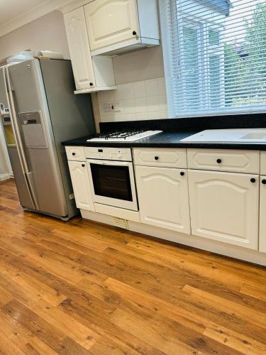 Dapur atau dapur kecil di Marston moretaine Serviced Accommodation