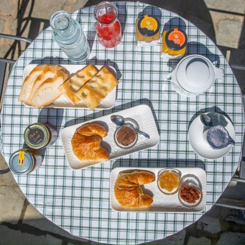 una tavola rotonda con piatti di dolci e bevande di Agriturismo Villa Caterina a Levanto