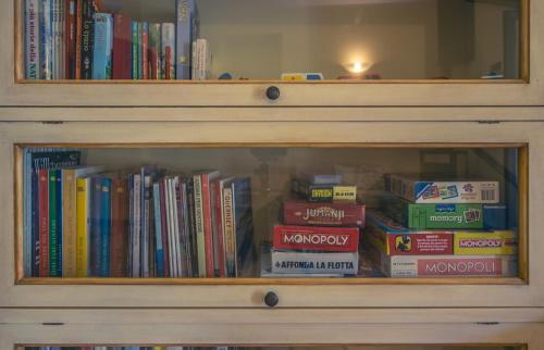 a book shelf filled with lots of books at Agriturismo Villa Caterina in Levanto