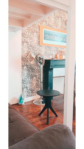 Cette chambre comprend un bureau et une table avec un tabouret. dans l'établissement Location en plein cœur de Paris N°21, à Paris