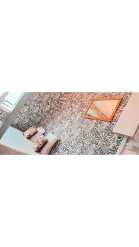 une paire de tongs sur le sol dans une pièce dans l'établissement Location en plein cœur de Paris N°21, à Paris