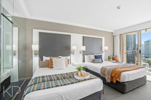 黄金海岸Bright Oceanview Apartment on Level 11, Mantra on View, Surfers Paradise的有两张床和一个阳台的酒店房间