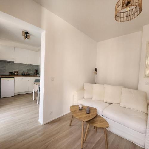 un salon avec un canapé blanc et une table dans l'établissement Appartement proche de la vieille ville Nice et promenade des anglais, à Nice