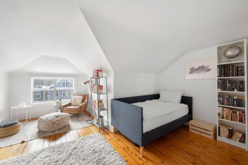 ein Schlafzimmer mit einem Bett und einem Bücherregal in der Unterkunft Modern Heritage in Heart Halifax in Halifax