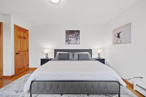 a bedroom with a large bed with two night stands at 40 Spacious Sleek Cozy in Middletown