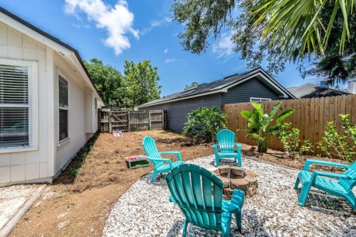 Κήπος έξω από το Beach Retreat with Backyard Flair and Yard Games